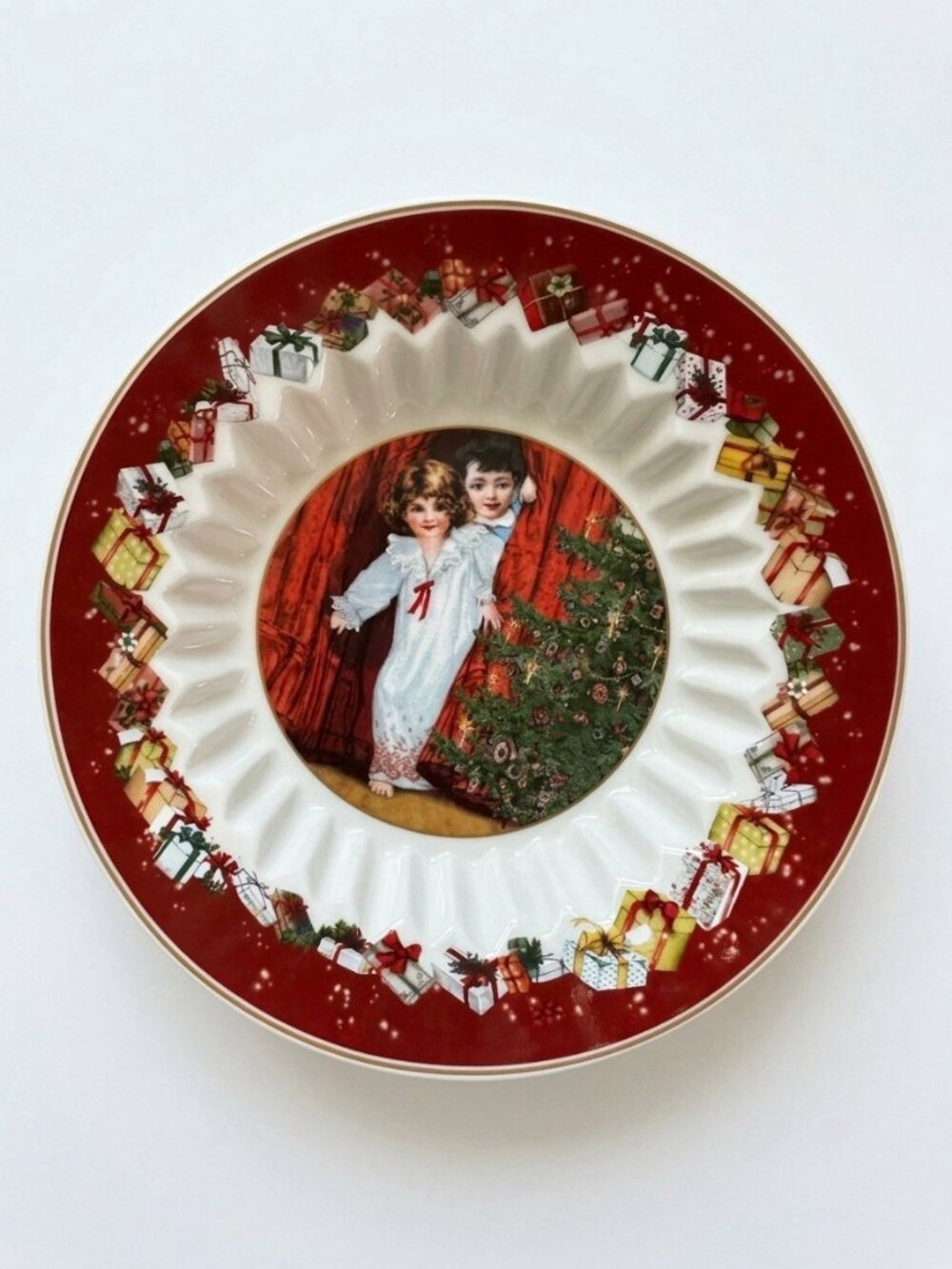 Villeroy & Boch Toy's Fantasy Bowl Christmas Boy and Girl on Christmas Day 6.5”